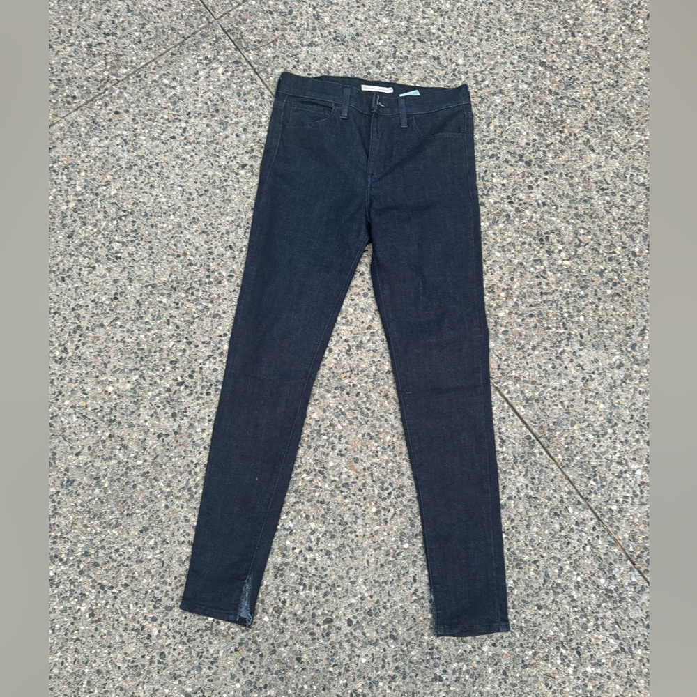 Levi’s 720 high rise super skinny jeans size 28